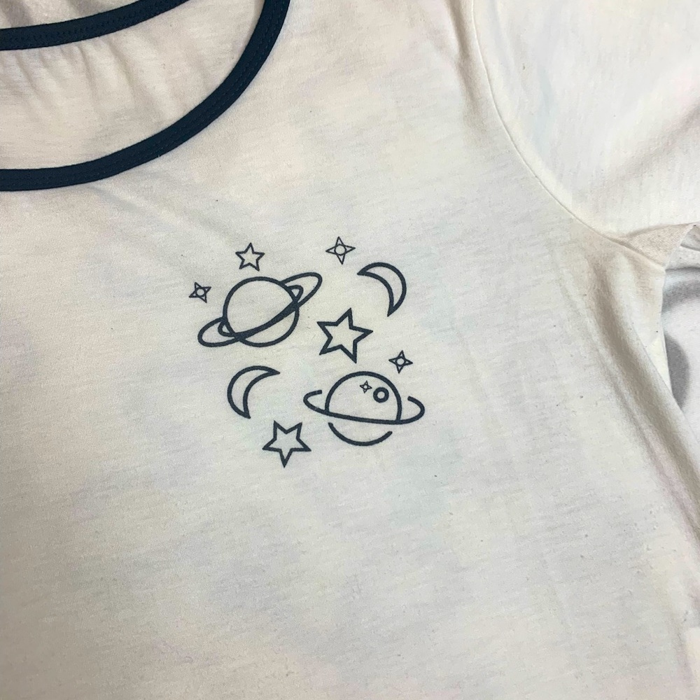 White crop top with design. - Picture 2 of 2